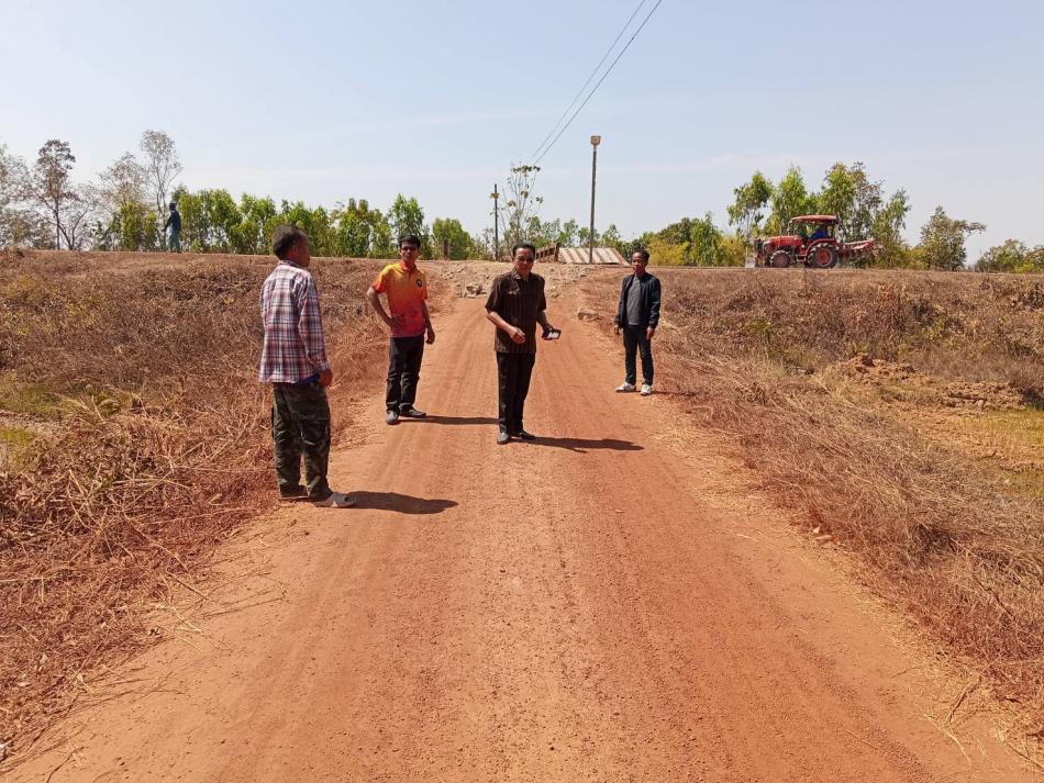 ร่วมสมทบทุนร่วมกับชาวบ้านโนนยานาง และบ้านโนนพยอม จัดชื้อหินลูกรังช่อมแชมถนนที่ชำรุดบริเวณชอยนาพ่อเหลา