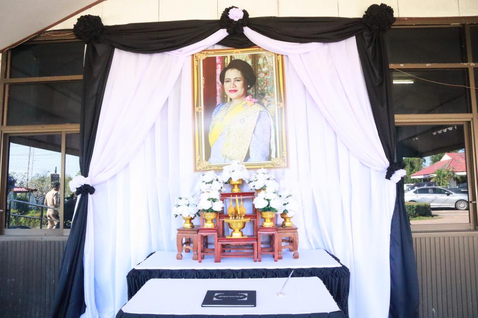 ลงนามถวายความอาลัย และถวายสักการะหน้าพระฉายาลักษณ์ สมเด็จพระนางเจ้าสิริกิติ์ พระบรมราชินีนาถ พระบรมราชชนนีพันปีหลวง