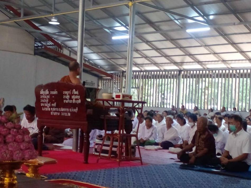 ทำบุญสังฆทานตามประเพณีเข้าพรรษาของพุทธศาสนิกชน ณ วัดป่านาหว้า บ้านหนองกอก หมู่ที่ 10