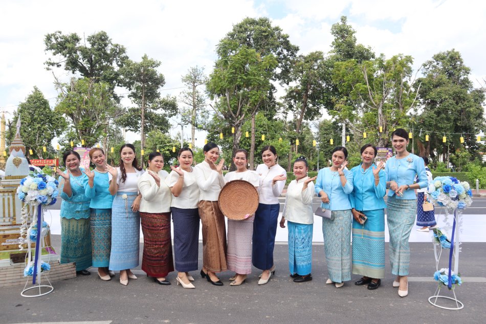 การแสดงผ้าอัตลักษณ์เมืองอุบลราชธานี “สืบสานศาสตร์ศิลป์ มรดกแผ่นดิน ผ้าถิ่นไทอุบล น้อมรำลึกในสมเด็จพระนางเจ้าสิริกิติ์ พระบรมราชินีนาถ พระบรมราชชนนีพันปีหลวง” ภายใต้แนวคิด “ใส่ผ้าอุบลให้เป็นคนอินเทรนด์”