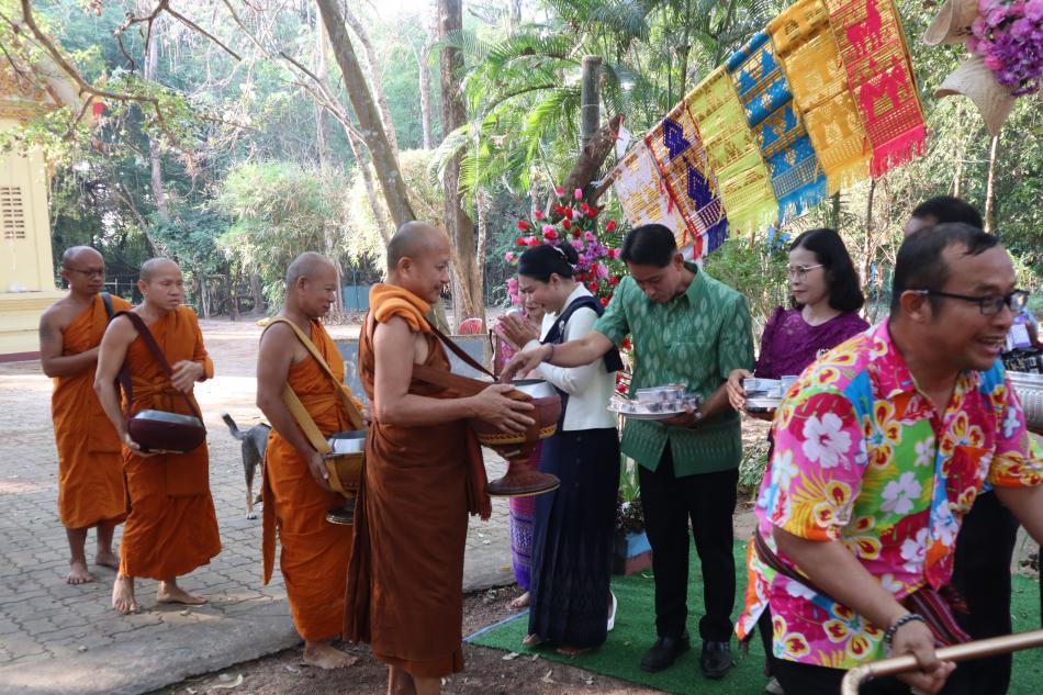 ทำบุญตักบาตรถนนสายวัฒนธรรมสู่สายน้ำ ณ บริเวณแก่งบูรพา  วัดบูรพา ตำบลหนองบัวฮี 