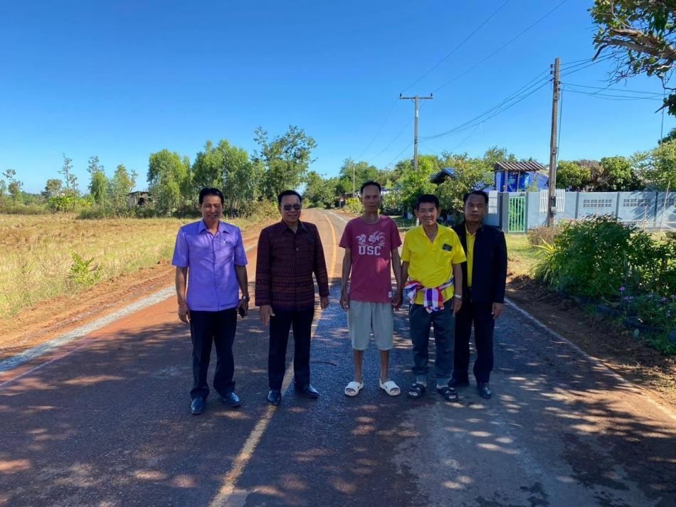 ลงพื้นที่ตรวจสอบความคืบหน้าการก่อสร้างถนนลาดยางสายหลักหนองบัวฮีโพนงาม บริเวณบ้านดูกอึ่ง หมู่ที่ 6