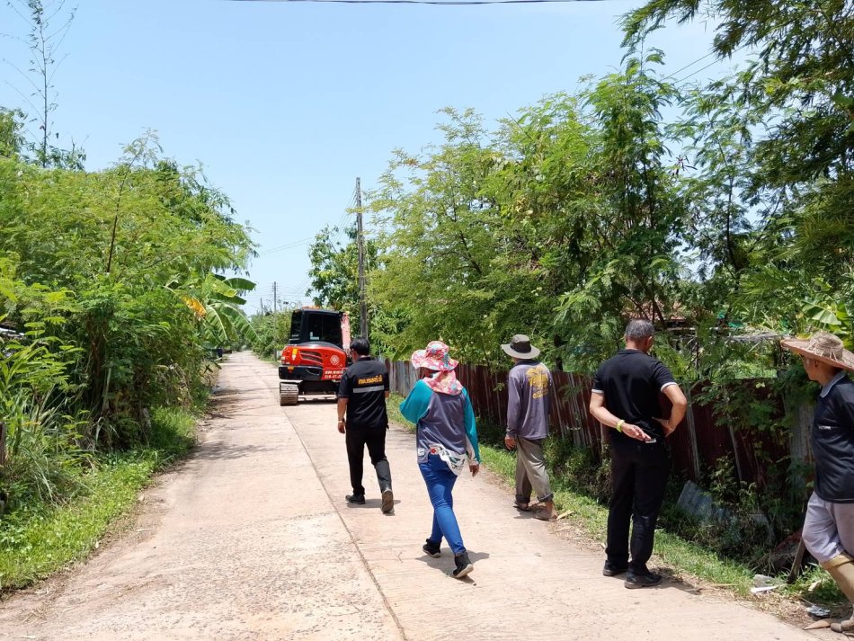 ลงพื้นที่ตรวจสอบการขุดลอกร่องระบายน้ำที่ตื้นเขินภายในหมู่บ้าน บ้านโนนยานาง หมู่ที่ 11