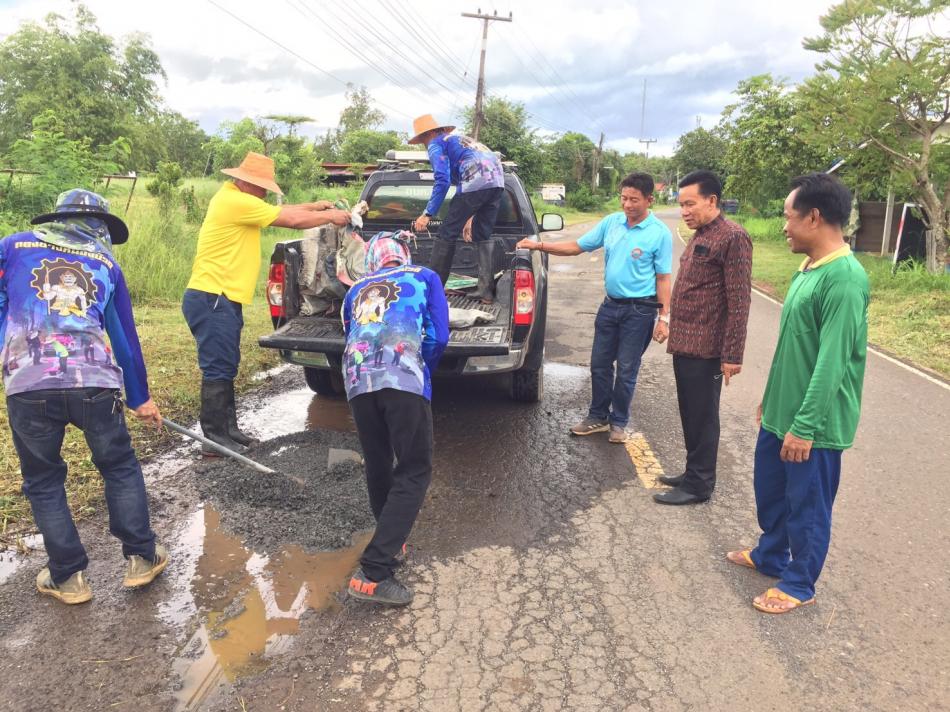 ซ่อมแซมถนนชำรุด