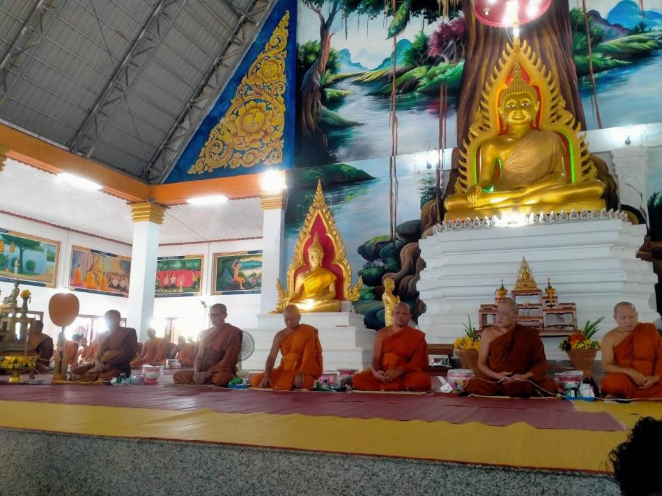ร่วมทำบุญสังฆทานตามประเพณีเข้าพรรษาของพุทธศาสนิกชน ณ วัดบัวขาว บ้านดูกอึ่ง หมู่ที่ 6