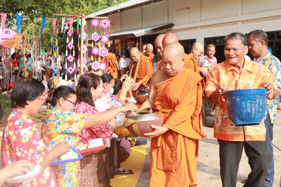 ทำบุญตักบาตรถนนสายวัฒนธรรมสู่สายน้ำ งานประเพณีสงกรานต์ตำบลหนองบัวฮี ประจำปี 2568