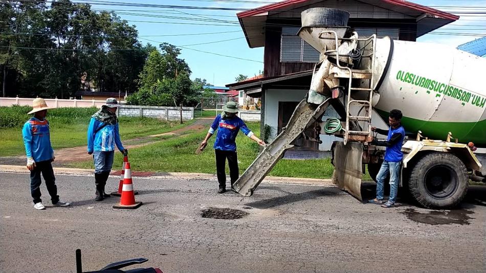 ปรับปรุงซ่อมแซมถนนที่ชำรุด