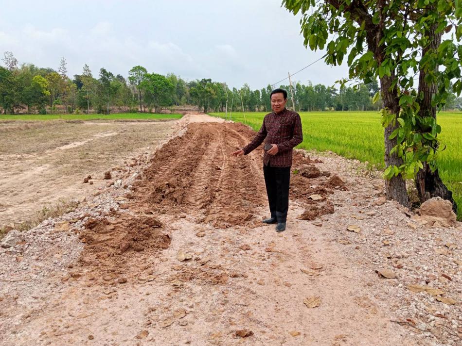 ลงพื้นที่ตรวจสอบความคืบหน้าการดำเนินการโครงการถนนลูกรัง บ้านเม็ก หมู่ที่ 4