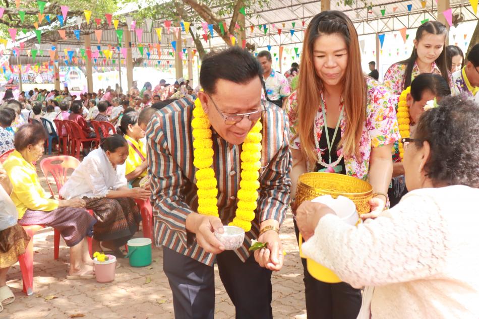 บรรยากาศ รดน้ำขอพรผู้สูงอายุ ในงานประเพณีสงกรานต์ตำบลหนองบัวฮี ประจำปี 2568