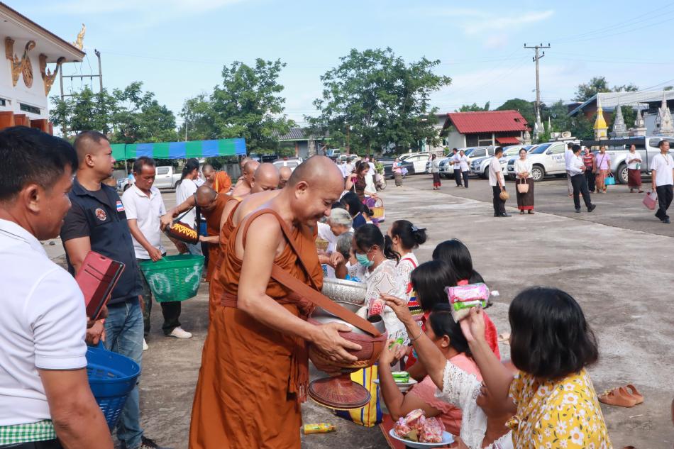 กิจกรรมทำบุญตักบาตรถนนสายวัฒนธรรม ในการขับเคลื่อนการดำเนินงานตามบันทึกข้อตกลงบทบาทเกื้อหนุน ระหว่างวัดและชุมชนให้มีความสุขอย่างยั่งยืน ณ วัดบ้านบัวแดง